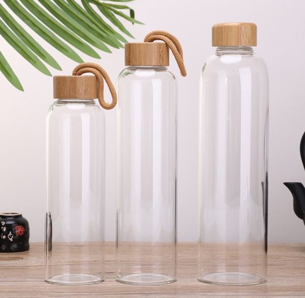 Daugkartinis vandens butelis ant medinio paviršiaus